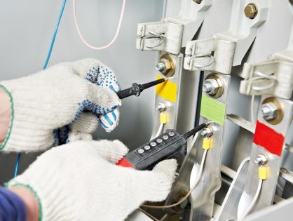 Trabajador con guantes